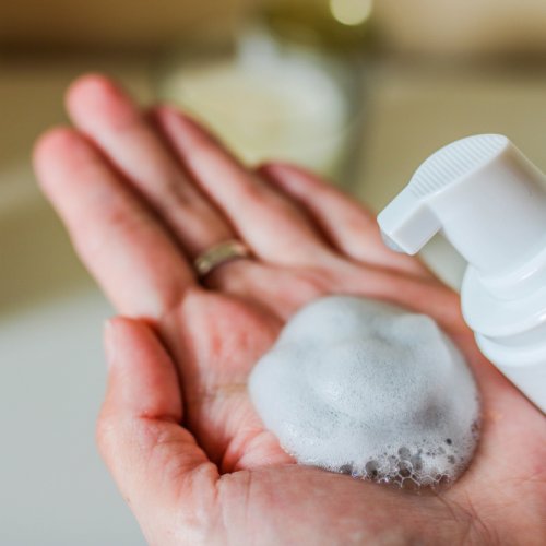 Jaga Wajah Tetap Bersih Dengan 10 Rekomendasi Milk Cleanser Termurah Dan Berkualitas Ini 2021