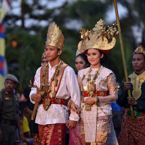 Salah satu upaya melestarikan pakaian adat daerah di indonesia adalah
