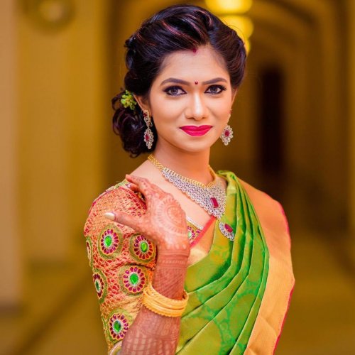 Step Out Looking Like a Diva with the Perfect Saree Makeup: All the Makeup  Styles You'll Ever Need and How to Achieve Them (2019)