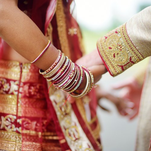 what gift to give husband on wedding day