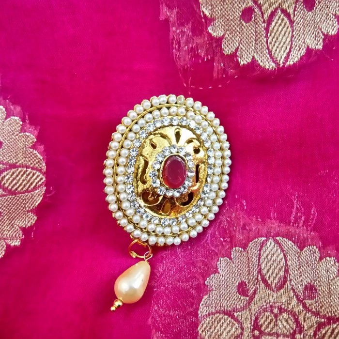 how to wear saree brooch