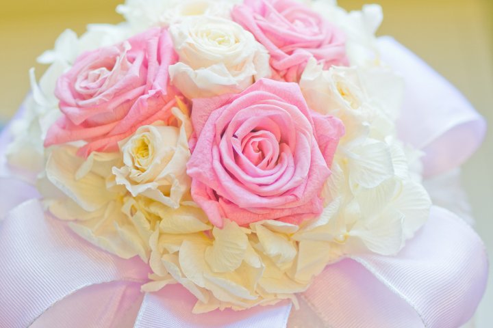 結婚祝いに人気の花のプレゼント特集2023！花言葉やアレンジメント、プリザーブドフラワーなどのおすすめをランキングで紹介