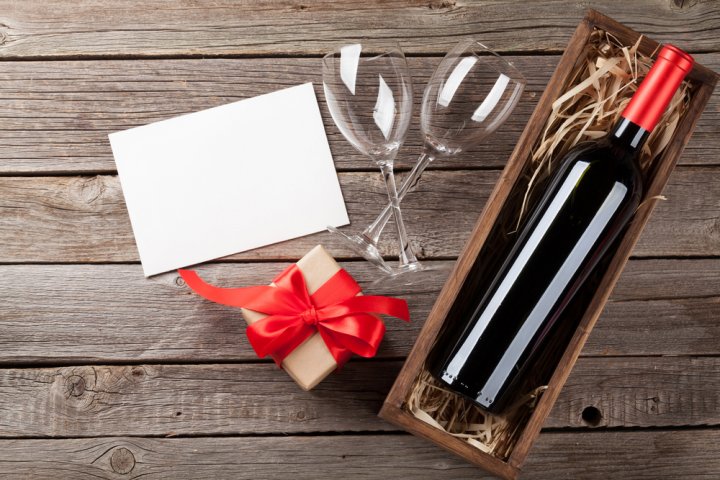 記念日ギフトにはおしゃれなワインがおすすめ！名入れボトルやペアグラス付きなどご紹介！