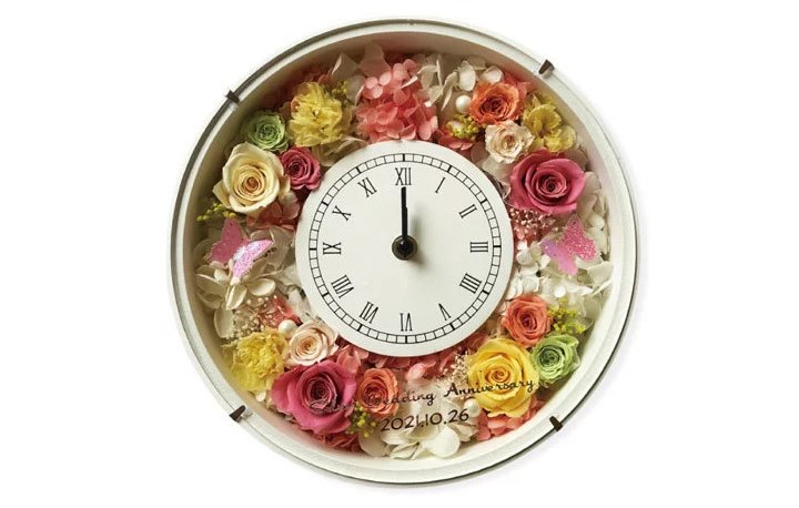 見た目の美しさと時計としての実用性を兼ね備えた「プリザーブドフラワー 花時計 丸型ホワイト」の開発秘話に迫る｜23 Design