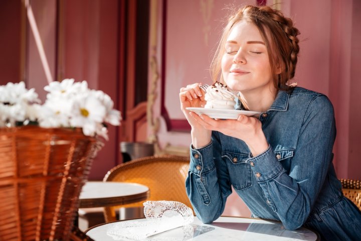 彼女、妻、母に喜ばれるお菓子・スイーツ人気ランキングTOP10！チョコレートなどが女性の誕生日プレゼントにおすすめ！