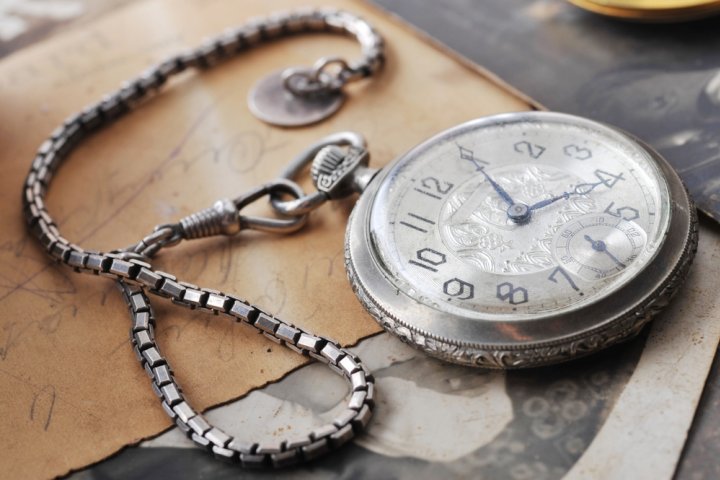 還暦祝いに人気のブランド時計ランキング2024！名入れ時計や腕時計などのおしゃれなプレゼントを紹介