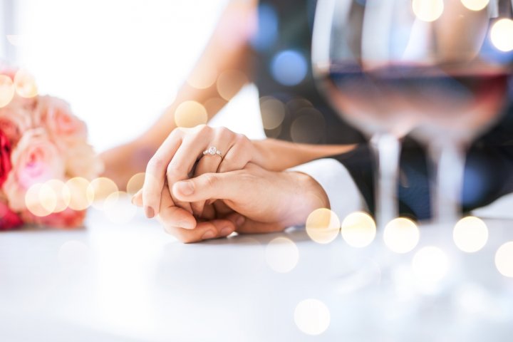 妻に喜ばれる1年目・5年目・10年目の結婚記念日プレゼントガイド！人気ランキングや予算相場、メッセージ文例も徹底紹介！