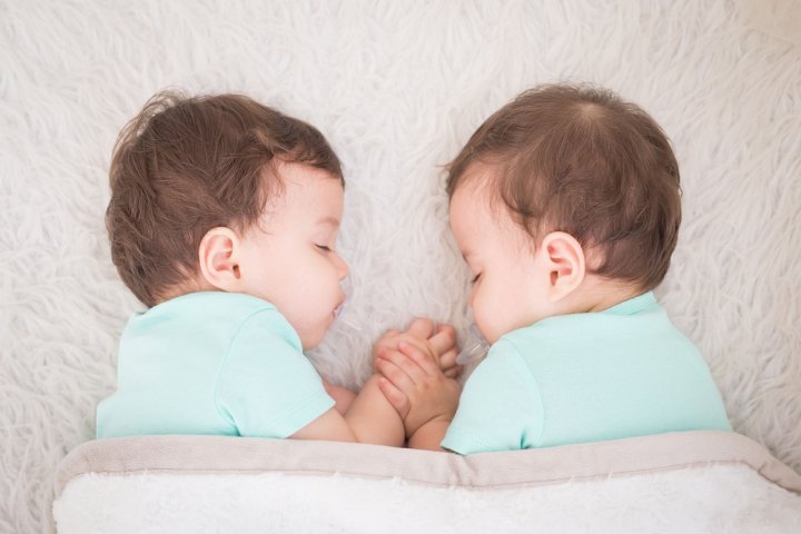 双子の出産祝いプレゼント人気ランキング2024！予算相場や喜ばれるメッセージ文例も紹介