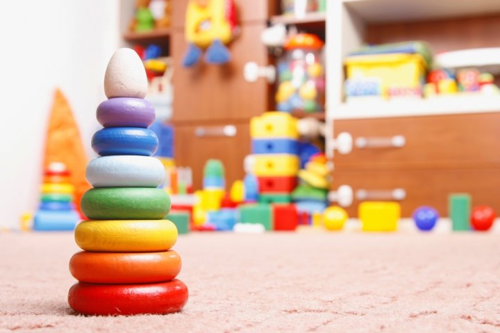 0歳の赤ちゃんに人気の知育玩具12選！木製や音の鳴るおもちゃがおすすめ		