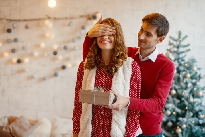 20代の彼女に贈るクリスマスプレゼント 人気ランキングTOP15！20代前半・後半の彼女におすすめのギフトを紹介！