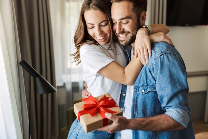 付き合いたての彼女に贈る誕生日プレゼント 人気＆おすすめ56選【2023年版】