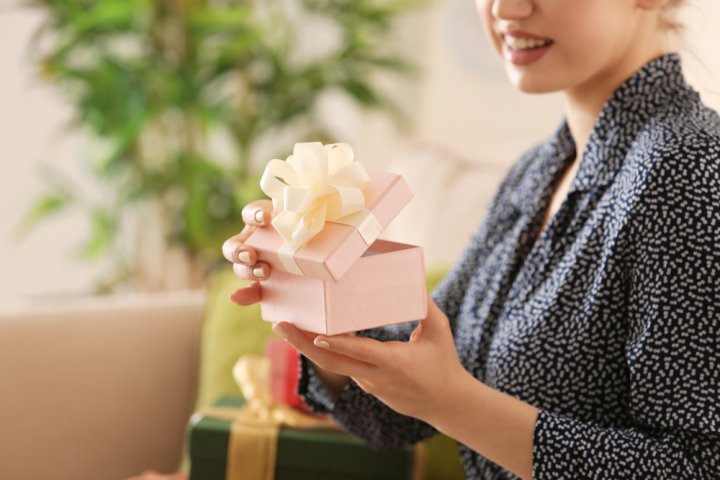 彼女が本当に喜ぶ誕生日プレゼントランキングTOP13！今人気の65ブランドを一挙大公開！