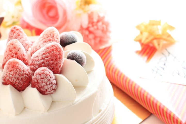 誕生日に人気のバースデーケーキ通販2024！子供が喜ぶキャラクターケーキから大人可愛いケーキまでご紹介！