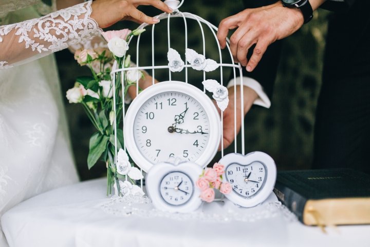 結婚式のプレゼントに人気の時計12選！両親や祖父母が喜ぶ選び方もご紹介