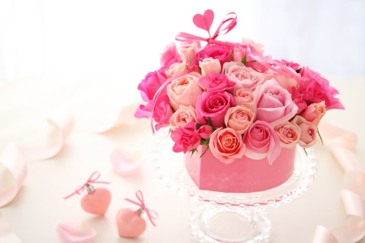 結婚祝いに人気のフラワーケーキ特集2023！BOX入り、キャラクターケーキなどのおすすめプレゼントを紹介