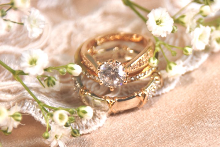 手元が華やぐピンキーリングが大人気！ピンクゴールドの可愛い指輪はプレゼントにもおすすめ！