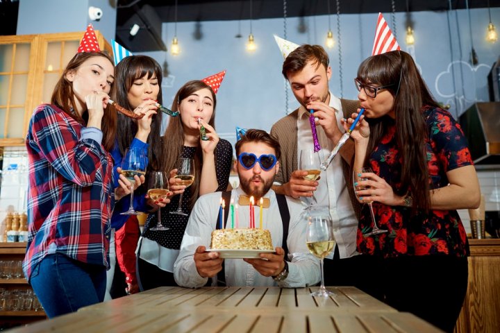 男友達の誕生日に喜ばれる1000円のプレゼント人気ランキング2023！ハンカチやタンブラーも好評