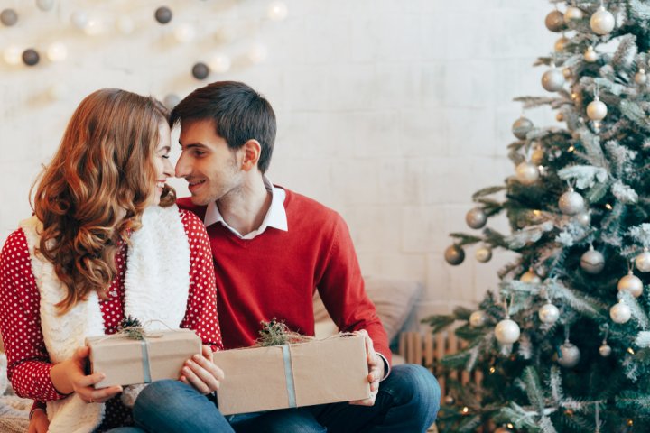 クリスマスプレゼントで彼氏が喜ぶ服のおすすめランキング！2023年最新人気ブランドも大特集