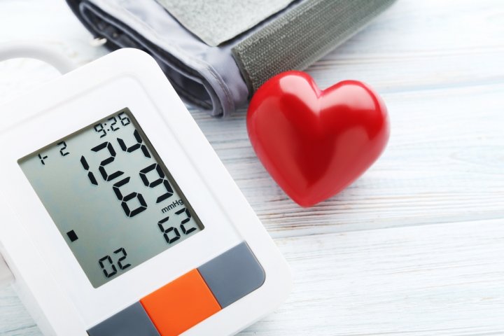 人気の電子血圧計15選！オムロンやテルモなどのおすすめプレゼントを紹介
