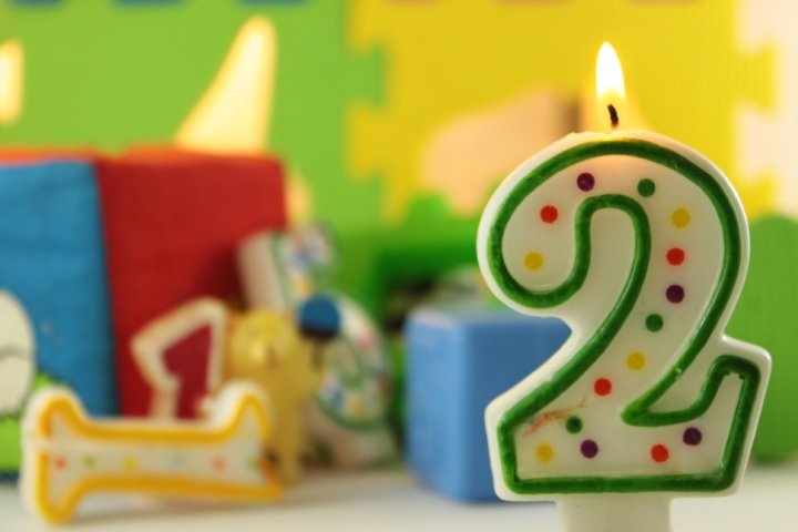2歳の子に喜ばれる誕生日プレゼント10選！人気ランキングや予算、メッセージ文例も紹介
