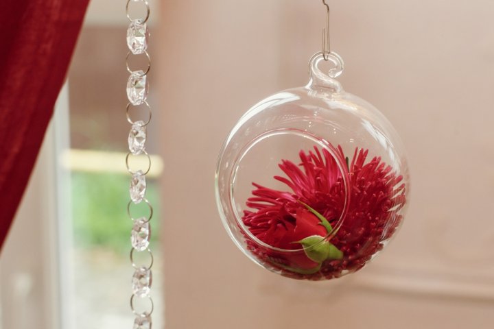素敵なガラス付きフラワーギフト2024！美女と野獣の一輪のバラはロマンティックと好評！		