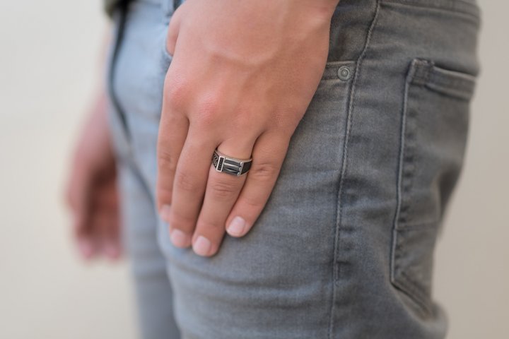 安心のステンレス指輪を男性にプレゼント！刻印できる商品やシンプルデザインが好評！