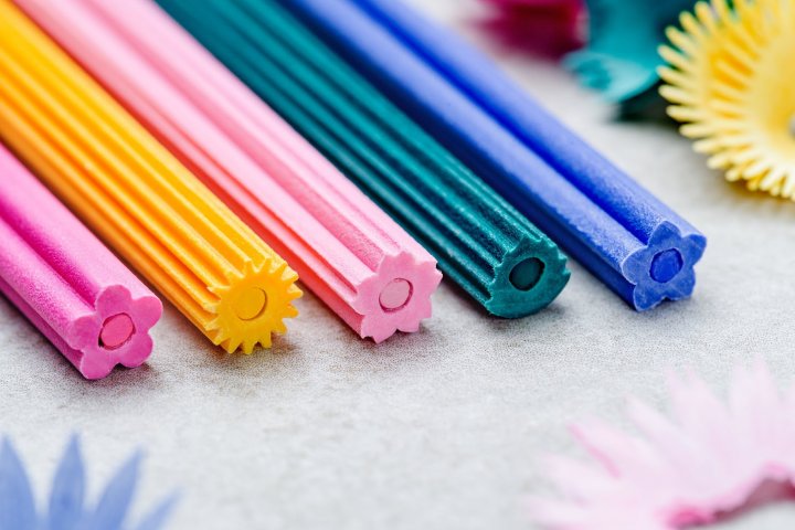 日本を代表する伝統的な花のかたちと色が楽しめる色鉛筆「花色鉛筆」の開発秘話を密着｜株式会社TRINUS