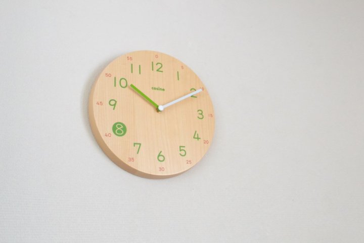 メープルの無垢材で作られた、子どもの暮らしと成長に寄り添う時計「子ども時計」の開発秘話に徹底密着！｜株式会社コサイン