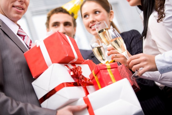 送別会の贈り物に人気の似顔絵プレゼント12選！色紙や似顔絵入りボトルがおすすめ