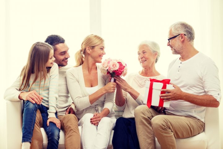 両親の結婚記念日におすすめのプレゼント特集2023！予算相場やサプライズ、喜ばれるメッセージ文例も徹底紹介