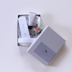 ハンドクリームと花のセット