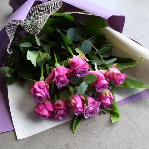 紫のバラの花束