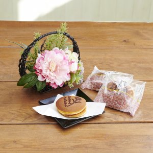 花とどら焼きのセット
