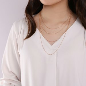 ピンクゴールドのロングネックレス