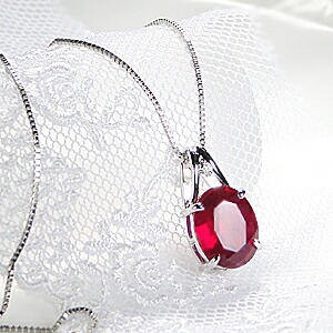 プラチナのルビーネックレス