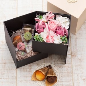 花とフィナンシェのセット