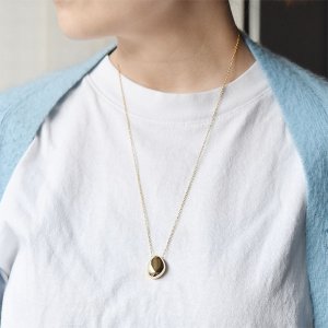 ゴールドのロングネックレス