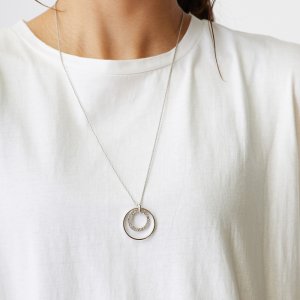 シルバーのロングネックレス