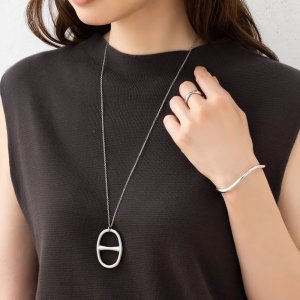 大ぶりモチーフのロングネックレス