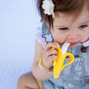 可愛いバナナ型！乳幼児歯固め歯ブラシ