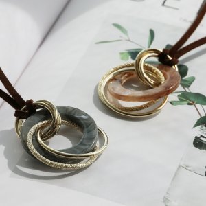 カジュアルなロングネックレス