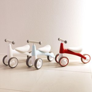 乗り物のおもちゃ