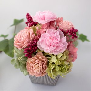 カーネーションのプリザーブドフラワーアレンジメント