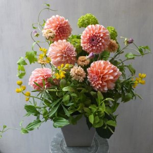 ダリアのフラワーアレンジメント