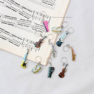 28. 10 Gantungan Kunci Mini Musik Musical Instrument Mini Keychain Set, Bisa Dipakai di Berbagai Benda