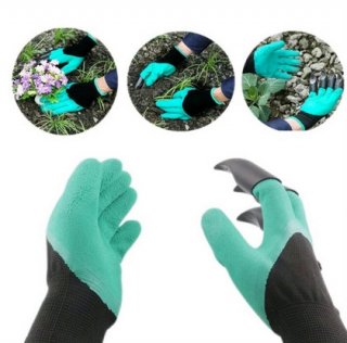 2. Berikan Garden Gloves Sebagai Pelengkap Atasan Berkebun 