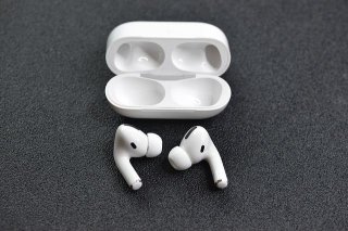 29. Xiaomi Mi True Wireless Earbuds Basic, airbuds keren untuk teman perjalanan kamu