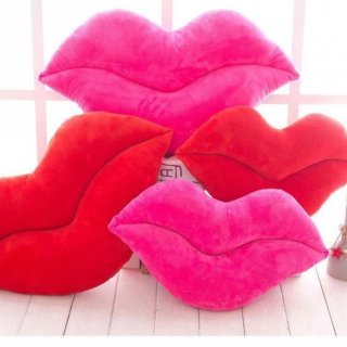 10. Banta Bibir Bentuk Kiss, Bikin Tidur Semakin Nyaman