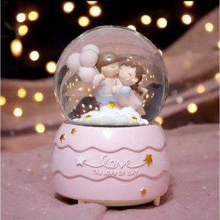 19. Kotak Musik + Lampu Bola Salju yang Cantik dan Romantis