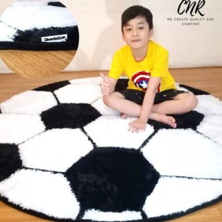 23. Karpet Lingkaran Berbentuk Bola Untuk Adik Cowok yang Baru Mulai Menggemari Sepak Bola